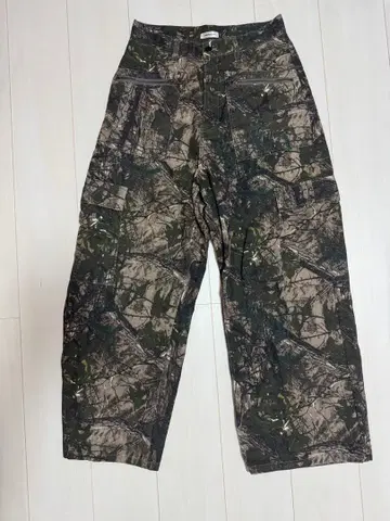 카모 패턴 워크 팬츠 지퍼 포켓 부착 리얼트리