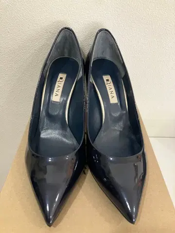 DIANA 네이비 에나멜 펌프스 25cm