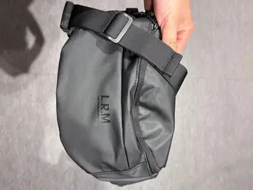 L.R.M. 블랙 숄더백