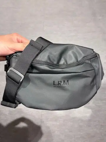 L.R.M. 블랙 숄더백