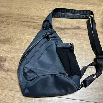 그레이 삼각형 숄더백