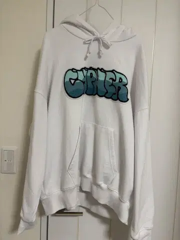화이트 그래피티풍 로고 후드티