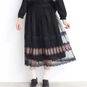 뷔르데사봉 튤 교회 자수 개더 스커트 블랙