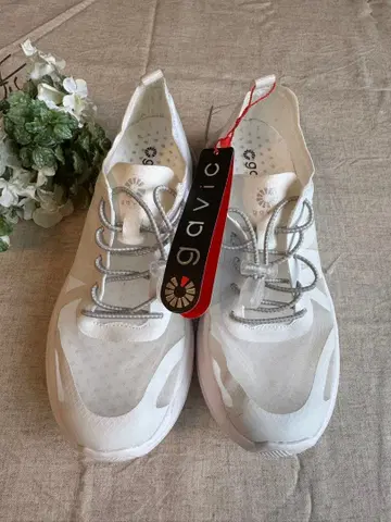 미사용 새상품이지만 하자 있음! gavic 화이트 스니커즈