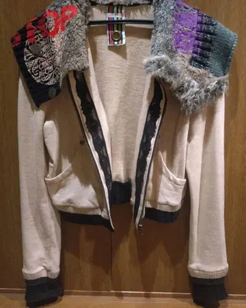 유니크 디자인 베이지 속기모 맨투맨 집업 숏 블루종