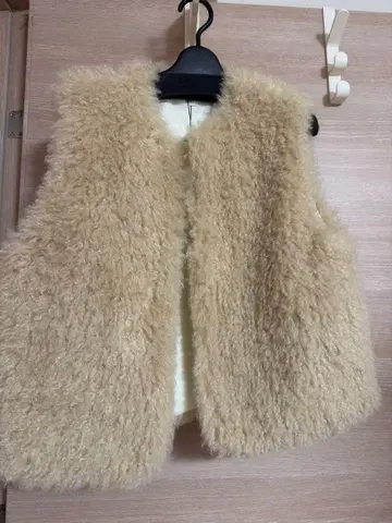 Yori 요리 숏 컬 퍼 조끼 베이지