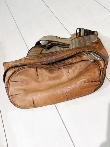 aniary 브라운 가죽 바디백