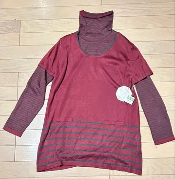 와인 레드 터틀넥 레이어드 스타일 상의 앙상블