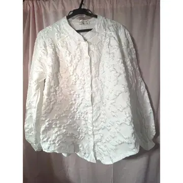 화이트 자수 긴팔 셔츠 블라우스