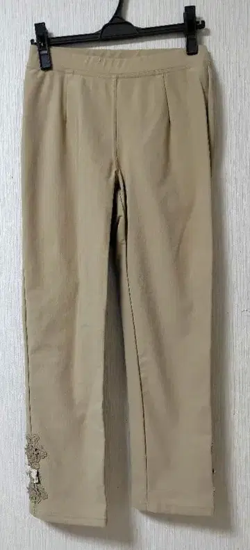 새상품 슈퍼 뷰티 40 베이지 슬림 핏 팬츠 레이스 장식 속기모