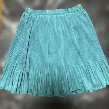 터콰이즈색 플리츠 스커트