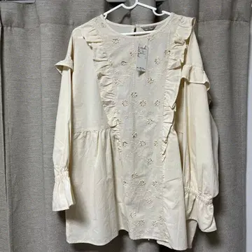 새상품 사만사 모스모스 sm2 3D 자수 프릴 튜닉 아이보리