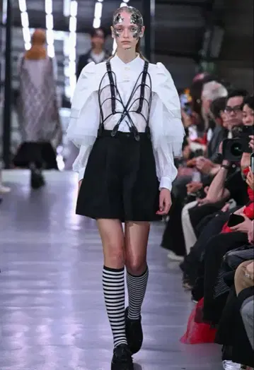 느와르 케이니노미야 24SS 새틴 튤 뷔스티에 블랙