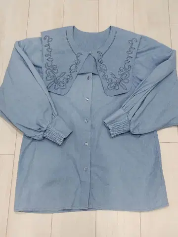 라이트 블루 자수 벌룬 슬리브 셔츠 데님