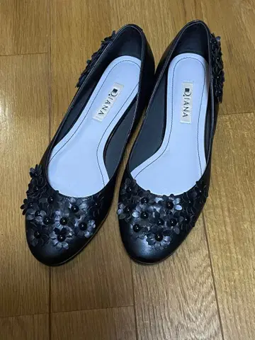 DIANA 블랙 플랫슈즈 꽃 모티브