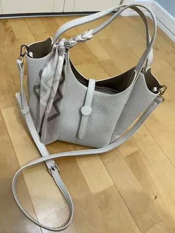 오리엔탈 트래픽 화이트 스카프 포함 숄더백