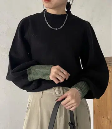 Thevon. 세봉 바이컬러 볼륨 슬리브 니트