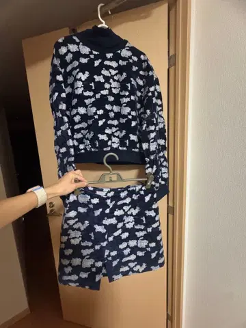 네이비와 화이트의 꽃무늬 셋업