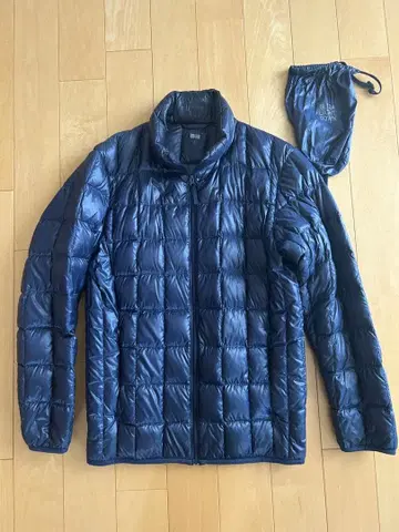 유니클로 울트라 다운 남성용 S 사이즈 네이비 색상