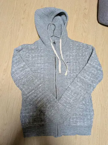 그레이 톤의 파랑 니트 집업 후드티