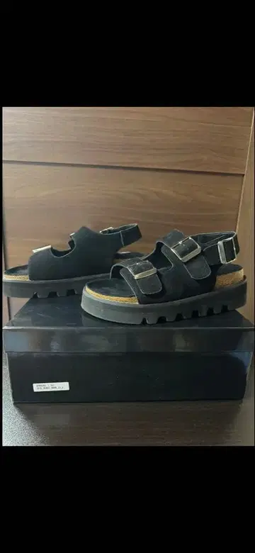 블랙 스웨이드 샌들 물결 모양 밑창 통굽 CLEL