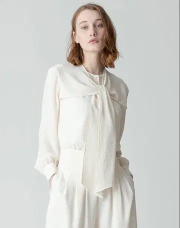 새상품 allureville 스무디 립 스카프 넥 블라우스