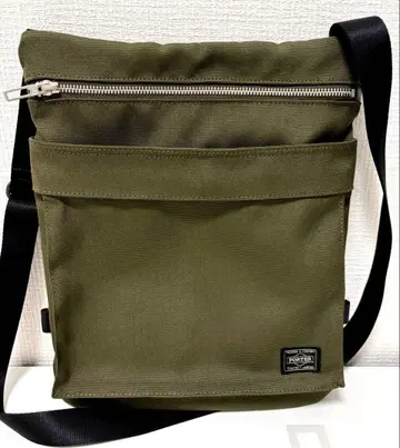 올리브색 지퍼 달린 숄더백