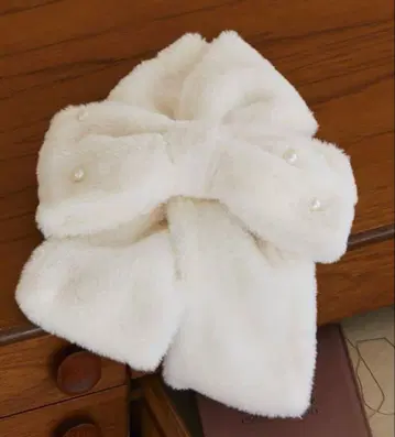 메종 드 플뢰르 펄 리본 머플러 화이트