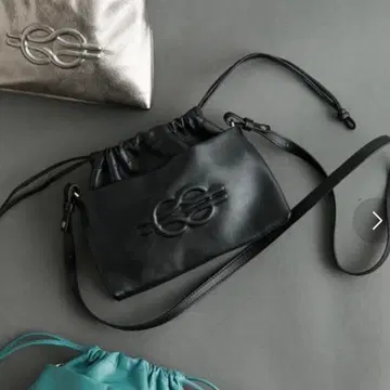 ear PAPILLONNER 이아파피요네 엠보싱 미니 복조리 숄더백