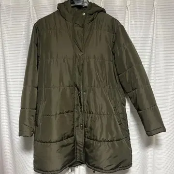올리브 그린 후드 부착 다운 자켓
