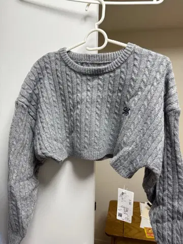 그레이 크롭 니트 스웨터 H 자수