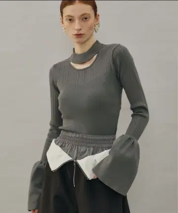 [ 미사용 새상품 ] VIORETTA 벨 슬리브 초커 리브 니트탑 그레이