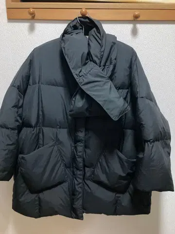 Vin Rouge 경량 머플러 포함 노카라 다운 코트