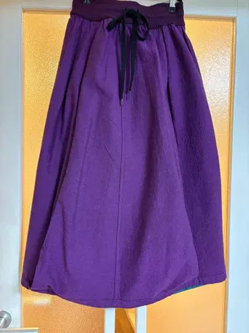 리버서블 벌룬 스커트 퍼플 그린 사토 섬유 밑단 입체 디자인