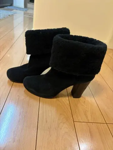 내추럴 뷰티 베이직 블랙 스웨이드 어그 부츠