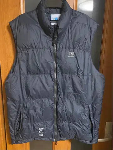 새상품급 Karrimor 다운 베스트 블랙에 가까운 다크 네이비 컬러