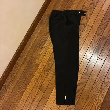 블랙 테이퍼드 팬츠 펄 장식 핏모어