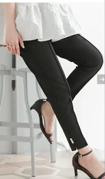 블랙 테이퍼드 팬츠 펄 장식 핏모어