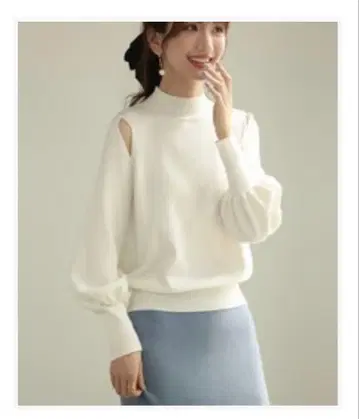 SAISON DE PAPILLON 화이트 어깨 트임 니트 긴팔