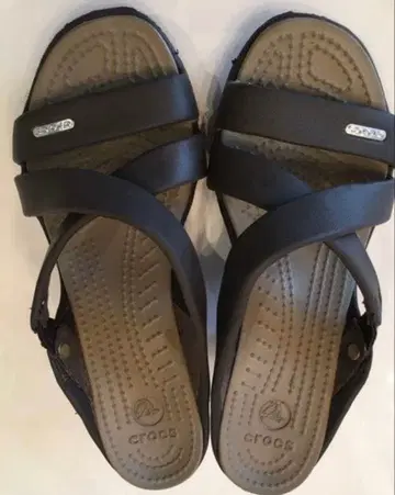 crocs 크로스 스트랩 샌들 블랙