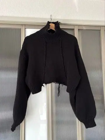 W.W.G. 블랙 하이넥 크롭 니트 컷팅