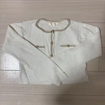 릴리안 캐럿 화이트 니트 가디건 긴팔 골드 버튼