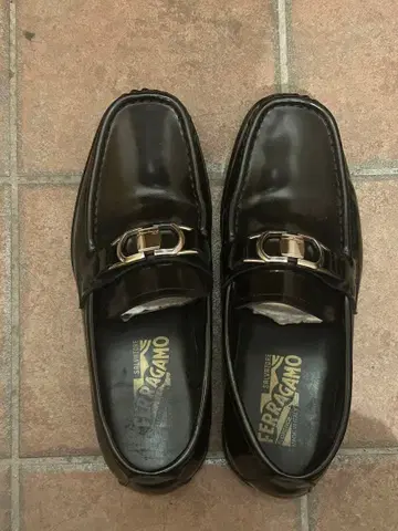 Ferragamo 블랙 로퍼 금장 장식 포함