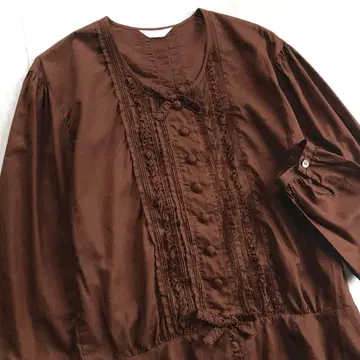 핑크하우스 면 론 핀턱 피코프릴 브라운 블라우스