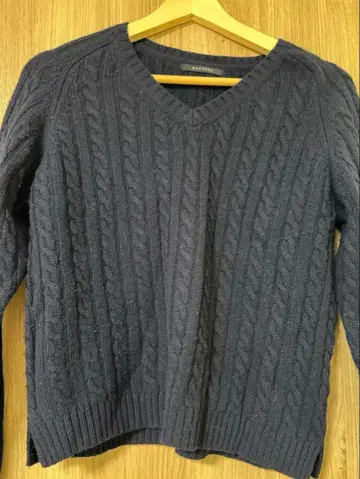 MACPHEE 네이비 케이블 짜임 V넥 스웨터