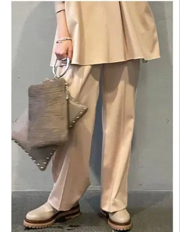 1er Arrondissement 베이지 가로 라인 센터 프레스 팬츠