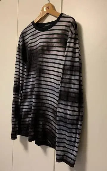 스트라이프 패턴 긴팔 티셔츠