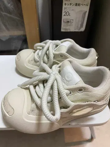 Ocai 화이트 통굽 스니커즈