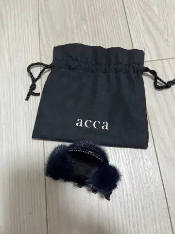 acca 네이비 퍼 헤어 클립