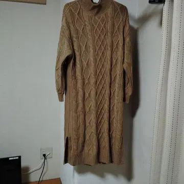 베이지 케이블 니트 터틀넥 원피스